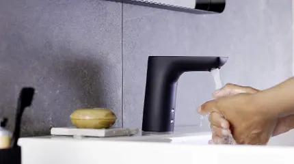 Armatur in schwarz für das Bad mit Sensor